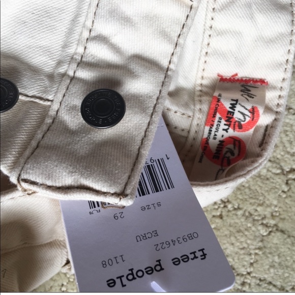 FREE PEOPLE BRIDGETTE CREAM BUTTON-FLY DENIM SHORTS B209-13 - Picture 7 of 9